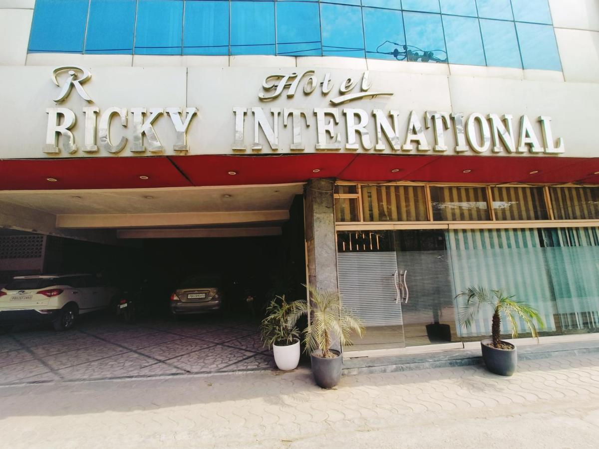 Hotel Ricky International Amritsar Bagian luar foto