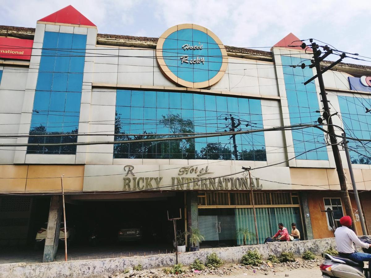 Hotel Ricky International Amritsar Bagian luar foto